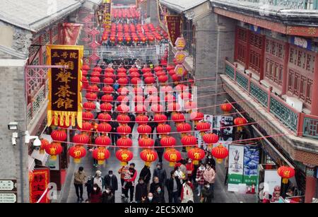 Tianjin. 13 février 2021. La photo aérienne montre les personnes qui visitent une ancienne rue culturelle à Tianjin, dans le nord de la Chine, le 13 février 2021, le deuxième jour du nouvel an lunaire chinois. Credit: Zhao Zishuo/Xinhua/Alay Live News Banque D'Images