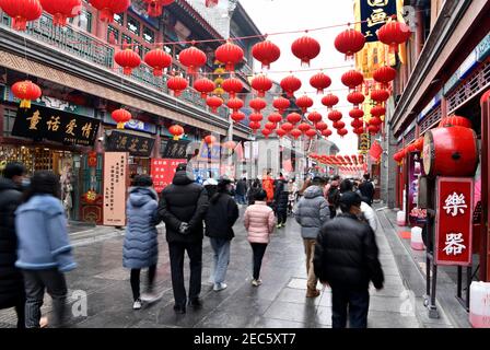 Tianjin. 13 février 2021. Les gens visitent une ancienne rue culturelle à Tianjin, dans le nord de la Chine, le 13 février 2021, le deuxième jour du nouvel an lunaire chinois. Credit: Zhao Zishuo/Xinhua/Alay Live News Banque D'Images