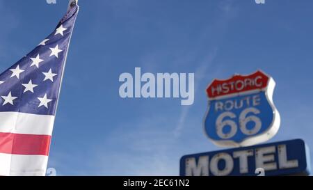 Panneau rétro de Motel sur la route historique 66 célèbre destination de voyage, symbole vintage de voyage en voiture aux États-Unis. Panneau d'hébergement emblématique dans le désert d'Arizona. Ancien-f Banque D'Images