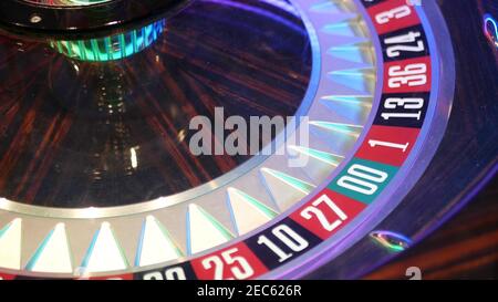 Table de roulette de style français pour l'argent jouant à Las Vegas, Etats-Unis. Roue tournante avec secteurs noir et rouge pour le jeu de risque de chance. Risque d'amusement W Banque D'Images