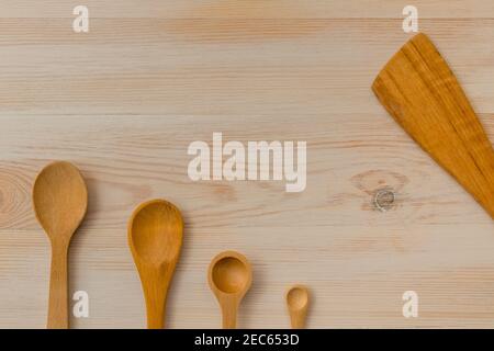 Cuillères en bois sur surface en bois. Divers ustensiles en bois de différentes tailles dans le style vintage. Arrière-plan de l'espace de copie. Banque D'Images