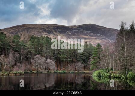 Belle image de paysage de Glencoe Lochan avec Pap de Glencoe Au loin, en soirée d'hiver Banque D'Images