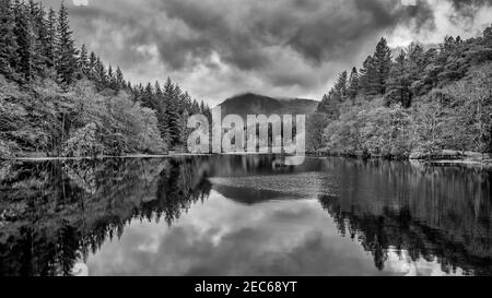 Belle image de paysage noir et blanc de Glencoe Lochan avec PAP de Glencoe dans la distance lors d'une soirée d'hiver Banque D'Images