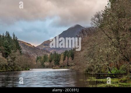 Belle image de paysage de Glencoe Lochan avec Pap de Glencoe Au loin, en soirée d'hiver Banque D'Images