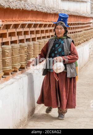 Femme en costume traditionnel aux roues de prière dans le Monastère d'Alchi Banque D'Images