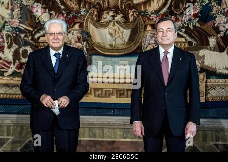 Rome, Italie. 13 février 2021. Le président italien Sergio Mattarella (L) et le Premier ministre Mario Draghi posent pour une photo au palais présidentiel Quirinal à Rome, Italie, le 13 février 2021. Le gouvernement italien formé par le nouveau Premier ministre Mario Draghi, ancien chef de la Banque centrale européenne (BCE), a officiellement prêté serment samedi. (Pool via Xinhua) Credit: Xinhua/Alamy Live News Banque D'Images