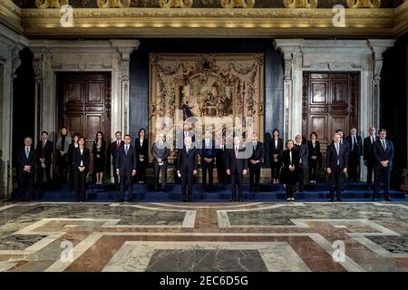 Rome, Italie. 13 février 2021. Le président italien Sergio Mattarella (4e L, devant) et le Premier ministre Mario Draghi (5e L, devant) posent pour une photo de groupe avec d'autres membres du nouveau gouvernement au palais présidentiel Quirinal à Rome, en Italie, le 13 février 2021. Le gouvernement italien formé par le nouveau Premier ministre Mario Draghi, ancien chef de la Banque centrale européenne (BCE), a officiellement prêté serment samedi. (Pool via Xinhua) Credit: Xinhua/Alamy Live News Banque D'Images