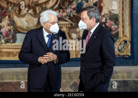 Rome, Italie. 13 février 2021. Le président italien Sergio Mattarella (L) s'entretient avec le Premier ministre Mario Draghi au palais présidentiel Quirinal, à Rome, en Italie, le 13 février 2021. Le gouvernement italien formé par le nouveau Premier ministre Mario Draghi, ancien chef de la Banque centrale européenne (BCE), a officiellement prêté serment samedi. (Pool via Xinhua) Credit: Xinhua/Alamy Live News Banque D'Images