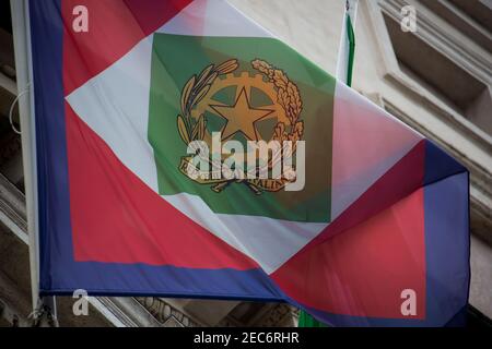 Rome, Italie. 13 février 2021. Drapeau de la République italienne. Le nouveau gouvernement italien, dirigé par le professeur et ancien président de la Banque centrale européenne Mario Draghi, quitte le Palais Quirinale après avoir assermentation devant le président de la République italienne, Sergio Mattarella. C'est le 67ème gouvernement de l'Italie. Crédit : LSF photo/Alamy Live News Banque D'Images