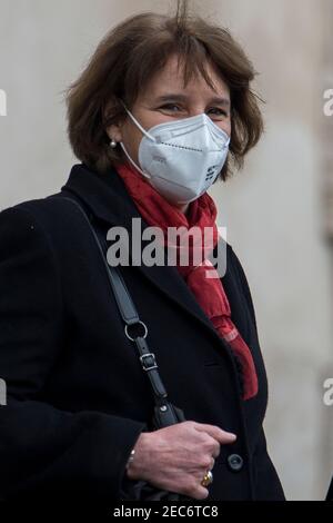 Rome, Italie. 13 février 2021. Maria Cristina Messa, Ministre de l'Université. Le nouveau gouvernement italien, dirigé par le professeur et ancien président de la Banque centrale européenne Mario Draghi, quitte le Palais Quirinale après avoir assermentation devant le président de la République italienne, Sergio Mattarella. C'est le 67ème gouvernement de l'Italie. Crédit : LSF photo/Alamy Live News Banque D'Images