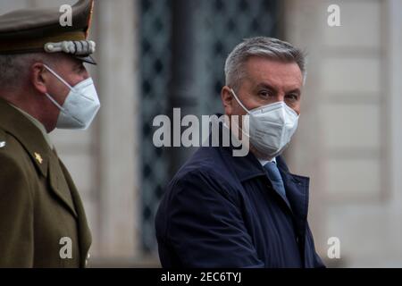 Rome, Italie. 13 février 2021. (De gauche à droite) général Pietro Serino (général du corps d'armée et chef de cabinet du ministre de la Défense); Lorenzo Guérini, ministre de la Défense. Le nouveau gouvernement italien, dirigé par le professeur et ancien président de la Banque centrale européenne Mario Draghi, quitte le Palais Quirinale après avoir assermentation devant le président de la République italienne, Sergio Mattarella. C'est le 67ème gouvernement de l'Italie. Crédit : LSF photo/Alamy Live News Banque D'Images