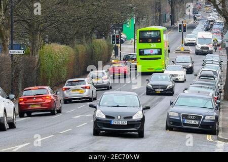 Bristol, Royaume-Uni. 13 février 2021. Météo Royaume-Uni. Trafic important de la B4469 Muller Road à Bristol pendant le confinement de Covid-19. Crédit photo : Graham Hunt/Alamy Live News Banque D'Images