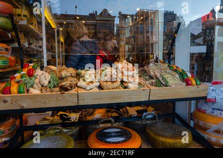 Fromage hollandais traditionnel et en-cas traditionnels avec fromage en vente dans une boutique d'Amsterdam aux pays-Bas. Banque D'Images