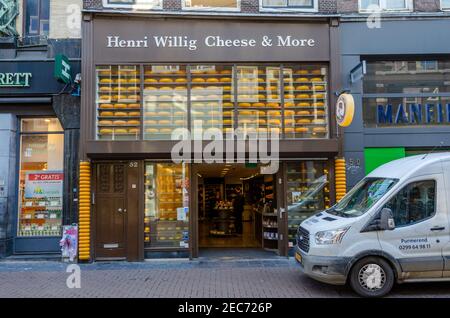 Fromage hollandais traditionnel en vente dans un magasin d'Amsterdam aux pays-Bas. Les pays-Bas produisent une variété de fromages durs ou semi-durs. Banque D'Images