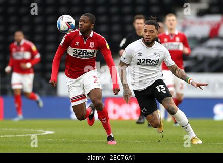 Anfernee Dijksteel de Middlesbrough (à gauche) et Colin Kazim-Richards du comté de Derby se battent pour le ballon lors du match de championnat Sky Bet au stade Pride Park, Derby. Date de la photo: Samedi 13 février 2021. Banque D'Images