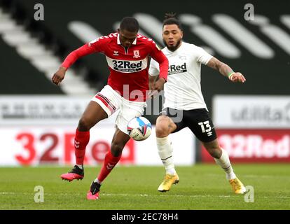 Anfernee Dijksteel de Middlesbrough (à gauche) et Colin Kazim-Richards du comté de Derby se battent pour le ballon lors du match de championnat Sky Bet au stade Pride Park, Derby. Date de la photo: Samedi 13 février 2021. Banque D'Images