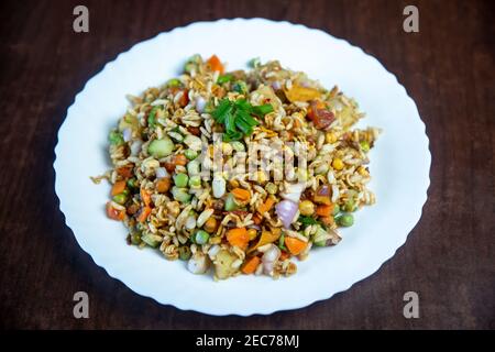 Le restaurant Chatpate propose un en-cas de légumes et de purée de riz très apprécié au Népal et en Inde. Sans huile, plein de légumes, léger, épicé et croquant. Banque D'Images