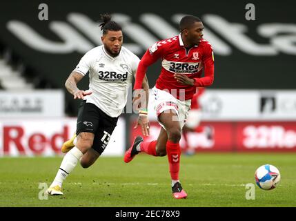 Colin Kazim-Richards du comté de Derby (à gauche) et Anfernee Dijksteel de Middlesbrough se battent pour le ballon lors du match de championnat Sky Bet au stade Pride Park, Derby. Date de la photo: Samedi 13 février 2021. Banque D'Images