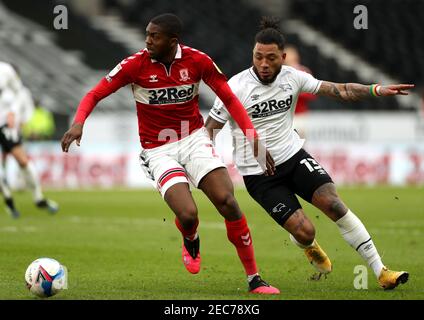 Anfernee Dijksteel de Middlesbrough (à gauche) et Colin Kazim-Richards du comté de Derby se battent pour le ballon lors du match de championnat Sky Bet au stade Pride Park, Derby. Date de la photo: Samedi 13 février 2021. Banque D'Images