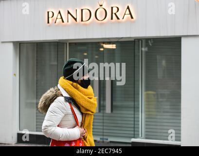 Dublin, Irlande. 11 février 2021. Une femme portant un masque passe devant un magasin Pandora fermé pendant les restrictions de niveau 5 de Covid-19. Le 11 février 2021, le ministère de la Santé a signalé 862 nouveaux cas de COVID-19 et 52 décès. Crédit : SOPA Images Limited/Alamy Live News Banque D'Images