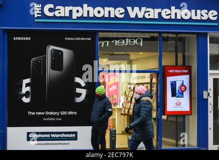 Dublin, Irlande. 11 février 2021. Les personnes portant des masques marchent devant un magasin d'entrepôt de Carphone pendant les restrictions de niveau 5 Covid-19. Le 11 février 2021, le ministère de la Santé a signalé 862 nouveaux cas de COVID-19 et 52 décès. Crédit : SOPA Images Limited/Alamy Live News Banque D'Images