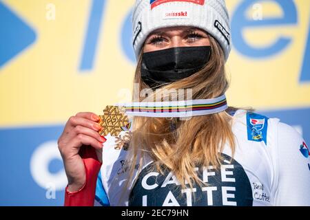 Cortina d'Ampezzo, Italie. 13 février 2021. SUTER Corinne de Suisse prend la 1ère place lors des CHAMPIONNATS DU MONDE DE SKI alpin FIS 2021 Women's Downhill Credit: MAURO DALLA POZZA/Alay Live News Credit: MAURO DALLA POZZA/Alay Live News Banque D'Images