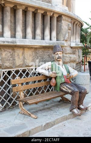 Statue sculptée d'un homme assis sur un banc Veliko Tarnovo Banque D'Images