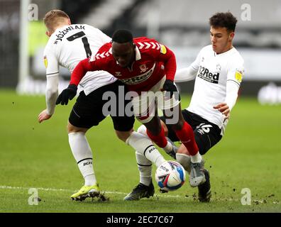 Le Neeskens Kebano de Middlesbrough (au centre) est abordé par Kamil Jozwiak (à gauche) et Lee Buchanan du comté de Derby lors du match de championnat Sky Bet au stade Pride Park, Derby. Date de la photo: Samedi 13 février 2021. Banque D'Images