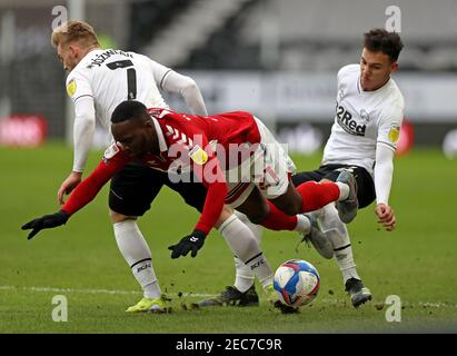 Le Neeskens Kebano de Middlesbrough (au centre) est abordé par Kamil Jozwiak (à gauche) et Lee Buchanan du comté de Derby lors du match de championnat Sky Bet au stade Pride Park, Derby. Date de la photo: Samedi 13 février 2021. Banque D'Images