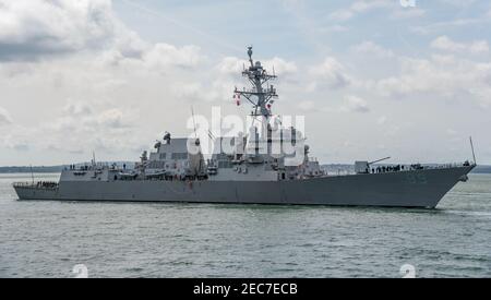 L'US Navy, le destroyer de classe Arleigh Burke USS Farragut (DDG 99), en arrivant à Portsmouth, Royaume-Uni le 23 avril 2018. Banque D'Images