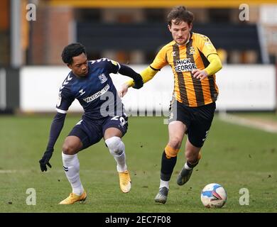 Ashley Nathaniel-George de Southend United (à gauche) et Jack Iredale de Cambridge United se battent pour le ballon lors du match Sky Bet League Two au stade Abbey, à Cambridge. Date de la photo: Samedi 13 février 2021. Banque D'Images