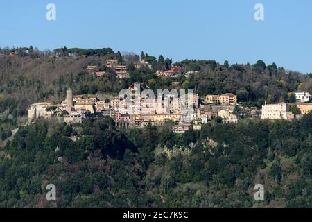 Nemi, le petit village au bord du lac Nemi (italien: Lago di Nemi), un petit lac volcanique dans la région de Lazio, Italie, célèbre comme le site de t Banque D'Images