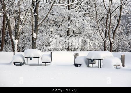 Wendefurth, Allemagne. 13 février 2021. Des bancs et des tables couverts de neige se trouvent sur une aire de jeux près du barrage de Rappbode. En raison de la pandémie de Corona, ce terrain de jeu peut ne pas être entré pour le moment. Credit: Matthias Bein/dpa-Zentralbild/dpa/Alay Live News Banque D'Images