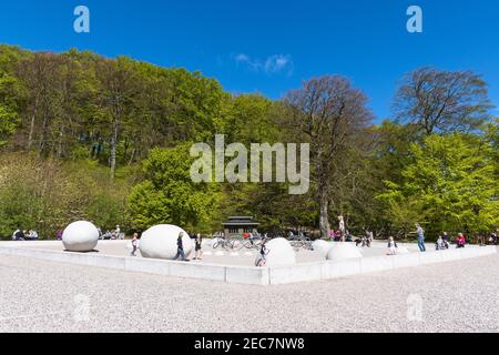 Mon Danemark - Mai 5. 2018: Les gens s'amusent lors d'une journée ensoleillée dans le parc des falaises de craie Mons Klint Banque D'Images