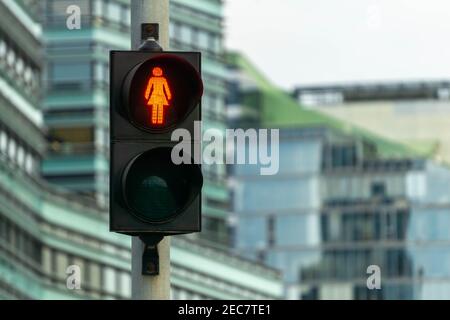 Signal piéton rouge femme. De nombreux feux de signalisation en forme de femme se trouvent dans l'une des avenues de Vilnius, en Lituanie. Concept d'égalité des droits et femi Banque D'Images