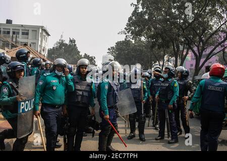 La police forme un rassemblement de protestation du Parti nationaliste du Bangladesh devant le Club national de la presse à Dhaka. La police a déjoué un rassemblement de protestation du Parti nationaliste bangladais organisé devant le Club national de la presse à Dhaka. La police a attaqué le rassemblement et a forcé les dirigeants et les activistes à quitter le site pendant que le membre du comité permanent du parti, Khandaker Mosharraf Hossain, s'occupait du programme, ont déclaré les organisateurs. BNP a organisé le rassemblement de protestation dans le cadre de son programme national de protestation contre l'initiative d'annuler le prix de galanterie du combattant de la liberté Ziaur Rahman, également le fondateur Banque D'Images