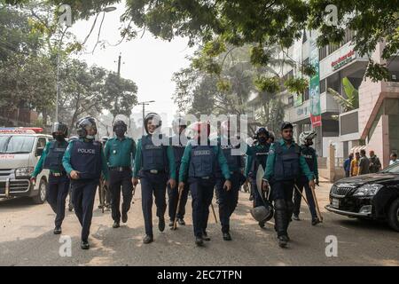 La police forme un rassemblement de protestation du Parti nationaliste du Bangladesh devant le Club national de la presse à Dhaka. La police a déjoué un rassemblement de protestation du Parti nationaliste bangladais organisé devant le Club national de la presse à Dhaka. La police a attaqué le rassemblement et a forcé les dirigeants et les activistes à quitter le site pendant que le membre du comité permanent du parti, Khandaker Mosharraf Hossain, s'occupait du programme, ont déclaré les organisateurs. BNP a organisé le rassemblement de protestation dans le cadre de son programme national de protestation contre l'initiative d'annuler le prix de galanterie du combattant de la liberté Ziaur Rahman, également le fondateur Banque D'Images