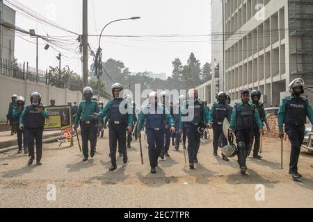 La police forme un rassemblement de protestation du Parti nationaliste du Bangladesh devant le Club national de la presse à Dhaka. La police a déjoué un rassemblement de protestation du Parti nationaliste bangladais organisé devant le Club national de la presse à Dhaka. La police a attaqué le rassemblement et a forcé les dirigeants et les activistes à quitter le site pendant que le membre du comité permanent du parti, Khandaker Mosharraf Hossain, s'occupait du programme, ont déclaré les organisateurs. BNP a organisé le rassemblement de protestation dans le cadre de son programme national de protestation contre l'initiative d'annuler le prix de galanterie du combattant de la liberté Ziaur Rahman, également le fondateur Banque D'Images