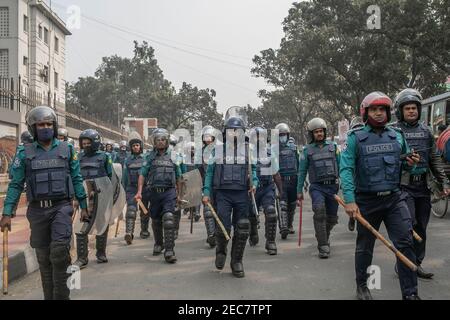 La police forme un rassemblement de protestation du Parti nationaliste du Bangladesh devant le Club national de la presse à Dhaka. La police a déjoué un rassemblement de protestation du Parti nationaliste bangladais organisé devant le Club national de la presse à Dhaka. La police a attaqué le rassemblement et a forcé les dirigeants et les activistes à quitter le site pendant que le membre du comité permanent du parti, Khandaker Mosharraf Hossain, s'occupait du programme, ont déclaré les organisateurs. BNP a organisé le rassemblement de protestation dans le cadre de son programme national de protestation contre l'initiative d'annuler le prix de galanterie du combattant de la liberté Ziaur Rahman, également le fondateur Banque D'Images