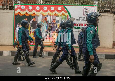 La police forme un rassemblement de protestation du Parti nationaliste du Bangladesh devant le Club national de la presse à Dhaka. La police a déjoué un rassemblement de protestation du Parti nationaliste bangladais organisé devant le Club national de la presse à Dhaka. La police a attaqué le rassemblement et a forcé les dirigeants et les activistes à quitter le site pendant que le membre du comité permanent du parti, Khandaker Mosharraf Hossain, s'occupait du programme, ont déclaré les organisateurs. BNP a organisé le rassemblement de protestation dans le cadre de son programme national de protestation contre l'initiative d'annuler le prix de galanterie du combattant de la liberté Ziaur Rahman, également le fondateur Banque D'Images