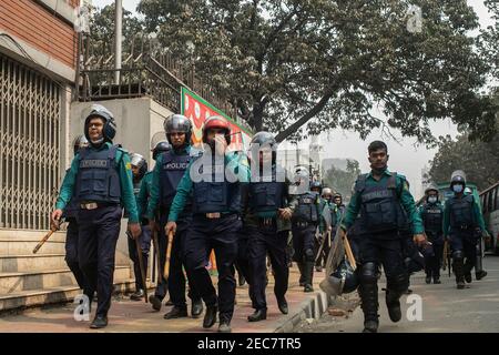 La police forme un rassemblement de protestation du Parti nationaliste du Bangladesh devant le Club national de la presse à Dhaka. La police a déjoué un rassemblement de protestation du Parti nationaliste bangladais organisé devant le Club national de la presse à Dhaka. La police a attaqué le rassemblement et a forcé les dirigeants et les activistes à quitter le site pendant que le membre du comité permanent du parti, Khandaker Mosharraf Hossain, s'occupait du programme, ont déclaré les organisateurs. BNP a organisé le rassemblement de protestation dans le cadre de son programme national de protestation contre l'initiative d'annuler le prix de galanterie du combattant de la liberté Ziaur Rahman, également le fondateur Banque D'Images