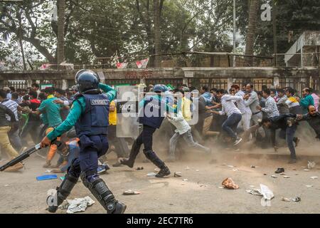 La police forme un rassemblement de protestation du Parti nationaliste du Bangladesh devant le Club national de la presse à Dhaka. La police a déjoué un rassemblement de protestation du Parti nationaliste bangladais organisé devant le Club national de la presse à Dhaka. La police a attaqué le rassemblement et a forcé les dirigeants et les activistes à quitter le site pendant que le membre du comité permanent du parti, Khandaker Mosharraf Hossain, s'occupait du programme, ont déclaré les organisateurs. BNP a organisé le rassemblement de protestation dans le cadre de son programme national de protestation contre l'initiative d'annuler le prix de galanterie du combattant de la liberté Ziaur Rahman, également le fondateur Banque D'Images