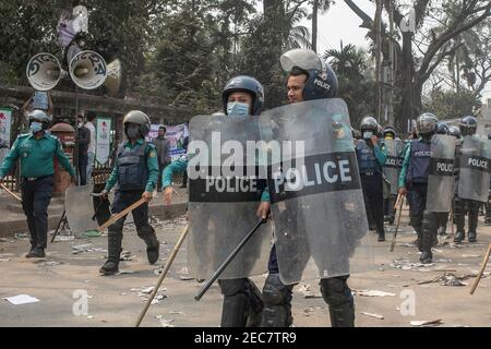 La police forme un rassemblement de protestation du Parti nationaliste du Bangladesh devant le Club national de la presse à Dhaka. La police a déjoué un rassemblement de protestation du Parti nationaliste bangladais organisé devant le Club national de la presse à Dhaka. La police a attaqué le rassemblement et a forcé les dirigeants et les activistes à quitter le site pendant que le membre du comité permanent du parti, Khandaker Mosharraf Hossain, s'occupait du programme, ont déclaré les organisateurs. BNP a organisé le rassemblement de protestation dans le cadre de son programme national de protestation contre l'initiative d'annuler le prix de galanterie du combattant de la liberté Ziaur Rahman, également le fondateur Banque D'Images