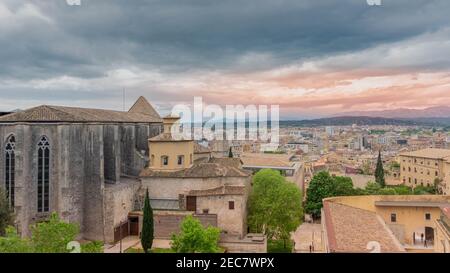 Paysage urbain avec ciel spectaculaire, vue panoramique sur Gérone, Catalogne, Espagne. Vue sur la vieille ville en plein soleil l'après-midi avant le coucher du soleil. Banque D'Images