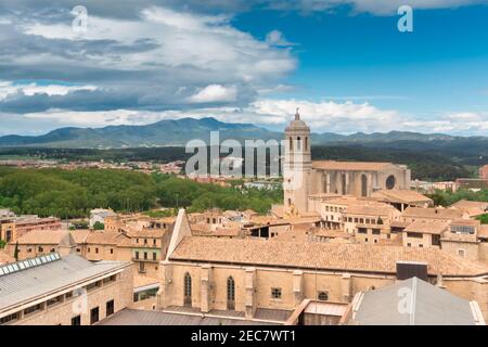 Paysage urbain, vue panoramique de Gérone, Catalogne, Espagne. Vue sur la vieille ville en plein soleil l'après-midi. Banque D'Images