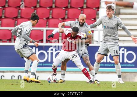 NORTHAMPTON, ANGLETERRE ; 13 FÉVRIER ; Mark Marshall de Northampton Town est défié par Josh Parker de Burton Albion lors de la première moitié du match de la Sky Bet League One entre Northampton Town et Burton Albion au PTS Academy Stadium, Northampton, le samedi 13 février 2021. (Credit: John Cripps | MI News) Credit: MI News & Sport /Alay Live News Banque D'Images