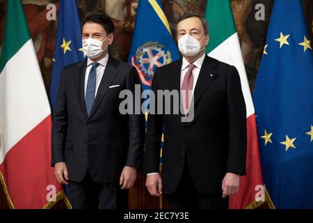 (210213) -- ROME, 13 février 2021 (Xinhua) -- le Premier ministre italien sortant Giuseppe Conte (L) et le nouveau Premier ministre Mario Draghi assistent à une cérémonie de passation de pouvoir au Palazzo Chigi à Rome, Italie, le 13 février 2021. Le gouvernement italien formé par le nouveau Premier ministre Mario Draghi, qui était également l'ancien chef de la Banque centrale européenne (BCE), a officiellement prêté serment samedi. (Pool via Xinhua) Credit: Xinhua/Alamy Live News Banque D'Images