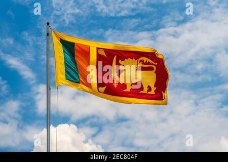 Le drapeau national du Sri Lanka contre un ciel d'été. Banque D'Images