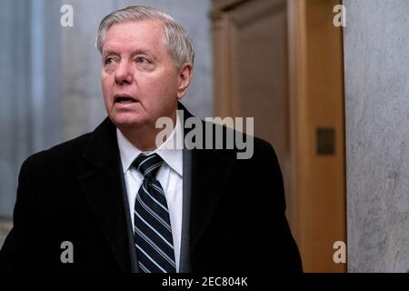 Washington, États-Unis. 13 février 2021. Le sénateur Lindsey Graham, un républicain de Caroline du Sud, arrive au Capitole des États-Unis à Washington, DC, États-Unis, le samedi 13 février 2021. Le Sénat a approuvé 55-45 une demande visant à envisager de convoquer des témoins dans le deuxième procès de destitution de Donald Trump, une mesure qui pourrait prolonger le procès qui devait se terminer dans quelques heures. (Photo par Stefani Reynolds/Pool/Sipa USA) crédit: SIPA USA/Alay Live News Banque D'Images