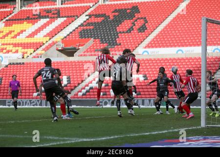 SUNDERLAND, ANGLETERRE. 13 FÉVRIER Charlie Wyke de Sunderland dirige son premier but lors du match de la Sky Bet League 1 entre Sunderland et Doncaster Rovers au stade de Light, Sunderland, le samedi 13 février 2021. (Credit: Mark Fletcher | MI News ) Credit: MI News & Sport /Alay Live News Banque D'Images